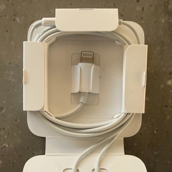 Apple White Wired Earbuds BRAND NEW in box. - Picture 2 of 3